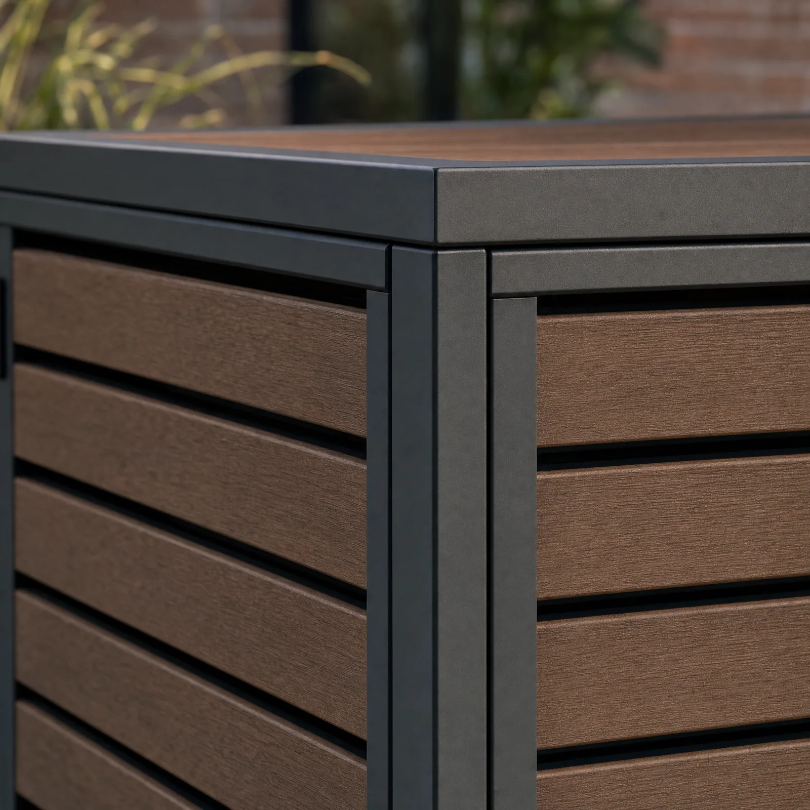 Detail van het antraciet aluminium frame en de walnoot WPC-lamellen van de HAVN Linea